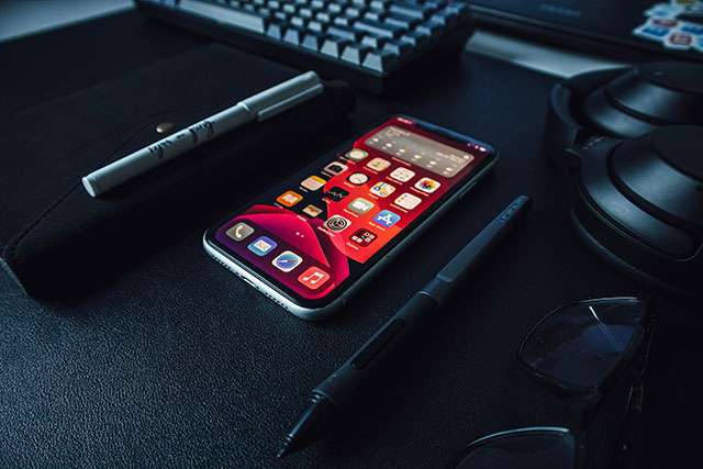  Smartphone, Schreibgerät. Teilansicht Computertastatur